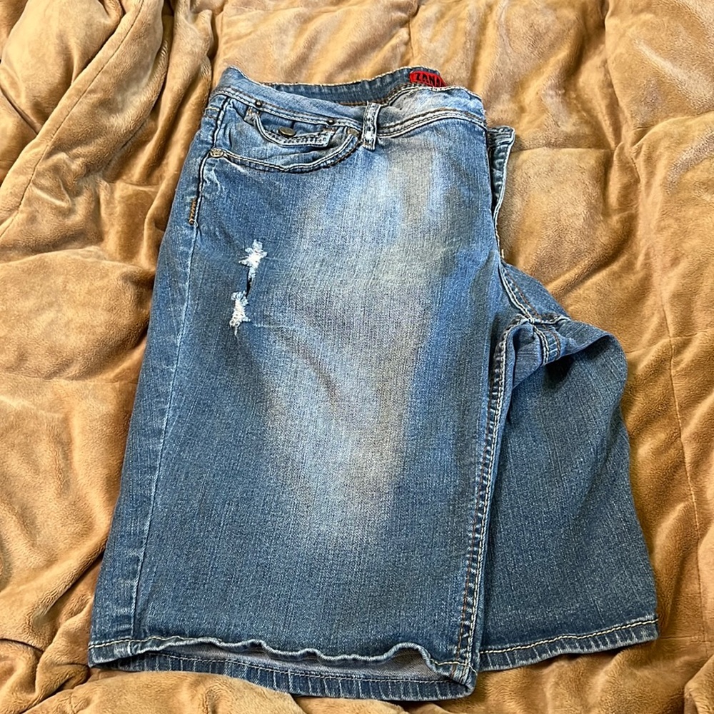 😊BIG PRICE DROP - Zanadi 20 distressed shorts